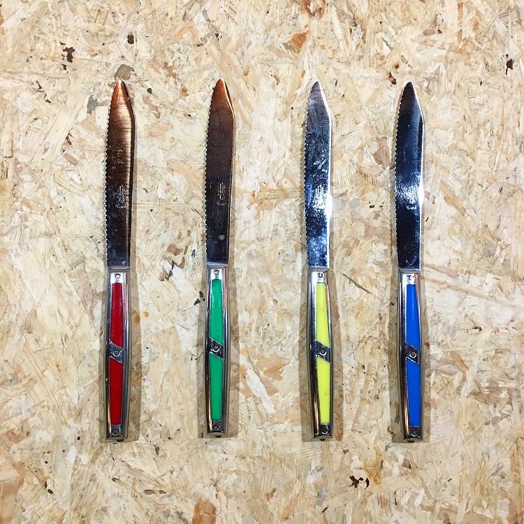 set couteaux colorés ancien lame inox vintage cuisine métal 1950