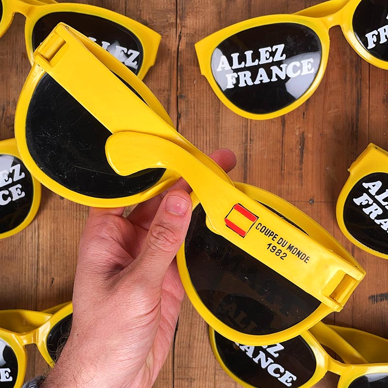 lunettes soleil géantes jaunes supporter de l'équipe de france ancien 1982 coupe du monde de football stade