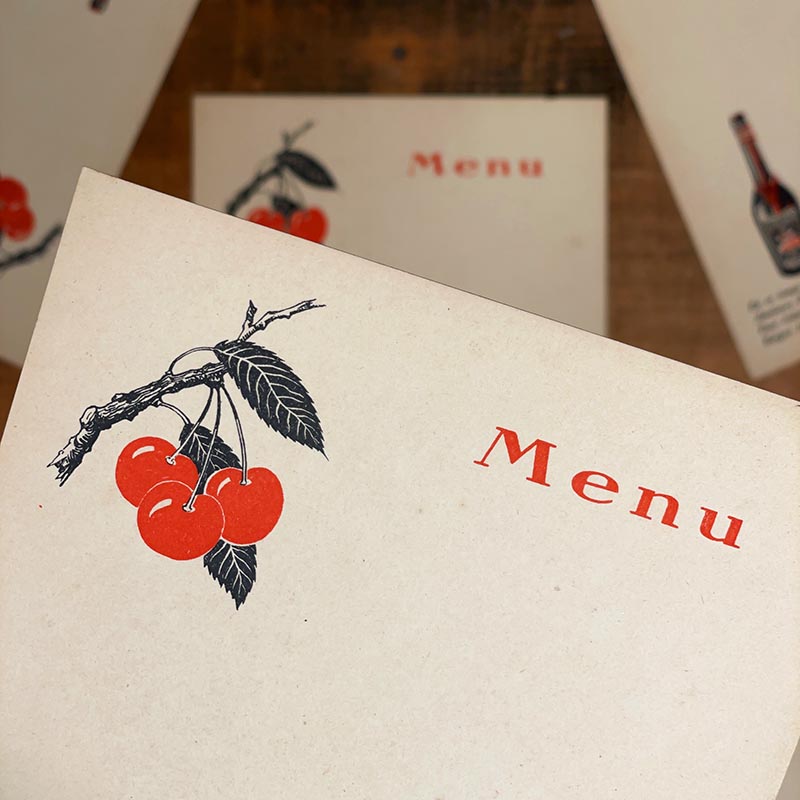 menu ancien en papier illustré illustration un cherry rocher cerise aperitif alcool 1930 1940