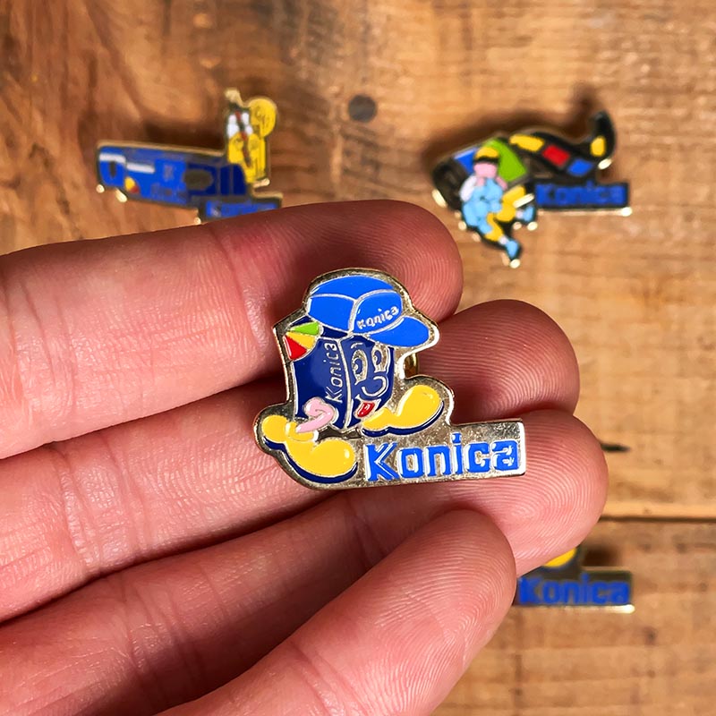 pin's photo ancien vintage film pellicule konica 1990 publicitaire