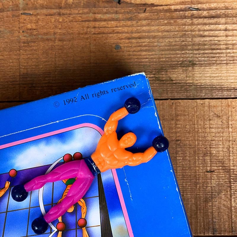 ancien jouet acrobate collant coloré 1990 1992 vitrine vitre enfant
