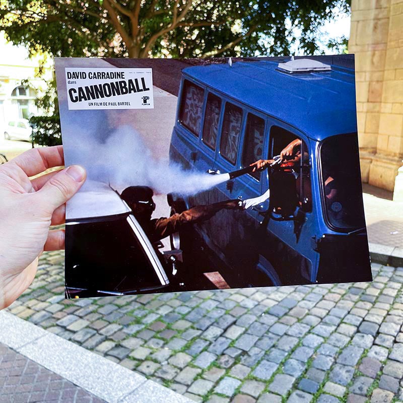 petite affiche de film ancienne couloir hall entrée mur murale présentation ancien 1976 cannonball david carradine