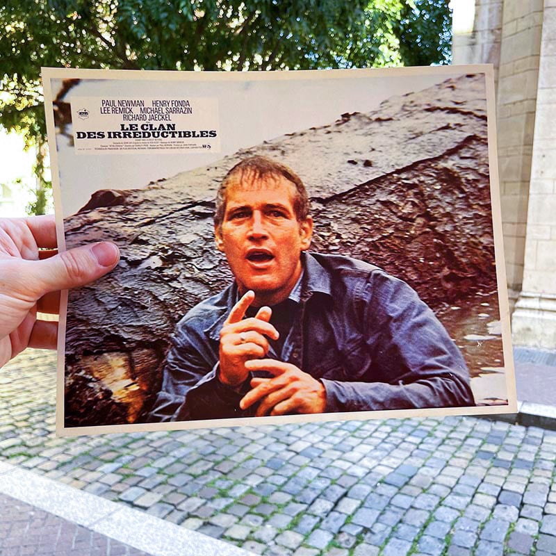 petite affiche de film ancienne couloir hall entrée mur murale présentation ancien 1971 le clan des irréductibles paul newman