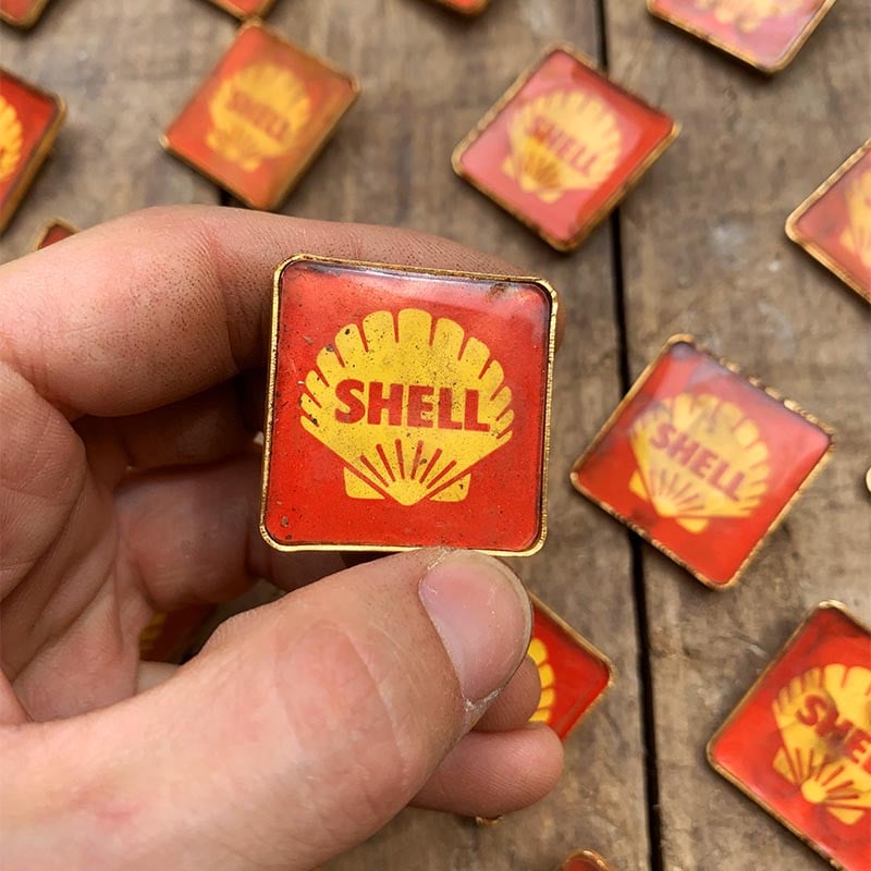 badge broche shell garage station service rouge métal laiton ancien ancienne 1950 1960 vintage