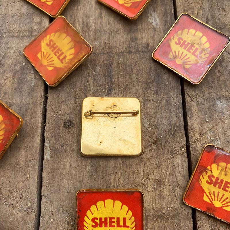 badge broche shell garage station service rouge métal laiton ancien ancienne 1950 1960 vintage