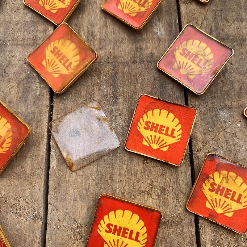 badge broche shell garage station service rouge métal laiton ancien ancienne 1950 1960 vintage