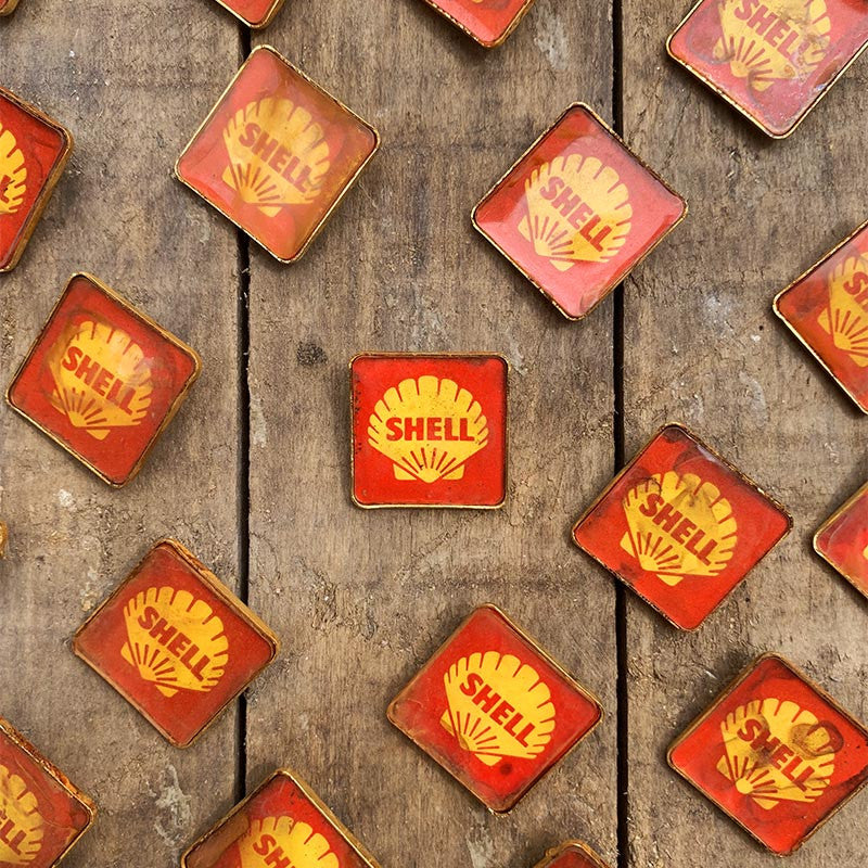 badge broche shell garage station service rouge métal laiton ancien ancienne 1950 1960 vintage