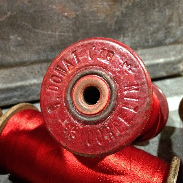 bobine fil rouge brillant atelier ancien stock filature 1930 vintage