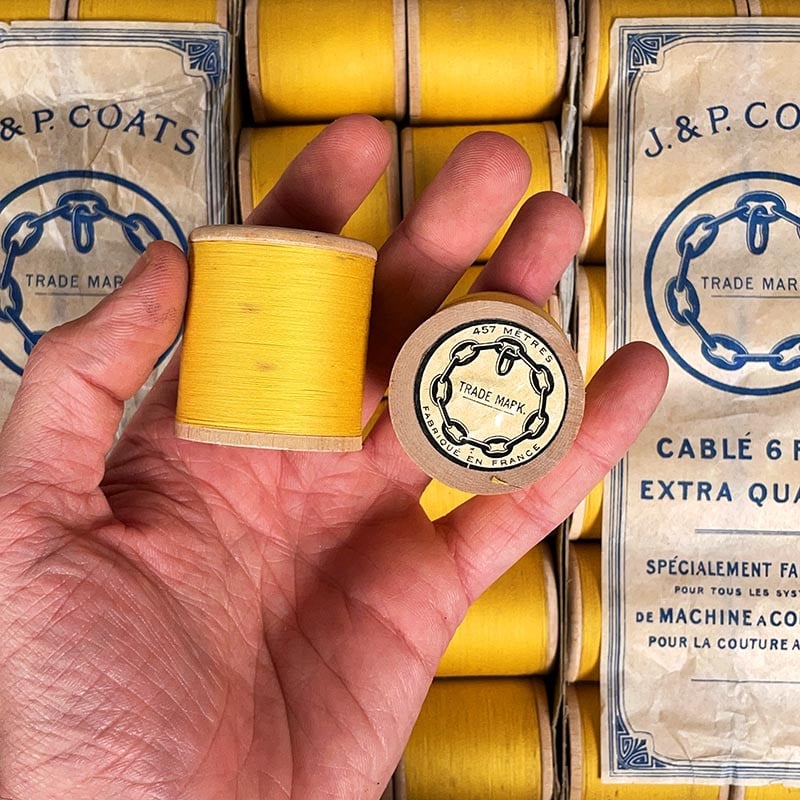 fil jaune j p coats coton bobine bois ancien vintage mercerie filature 1930