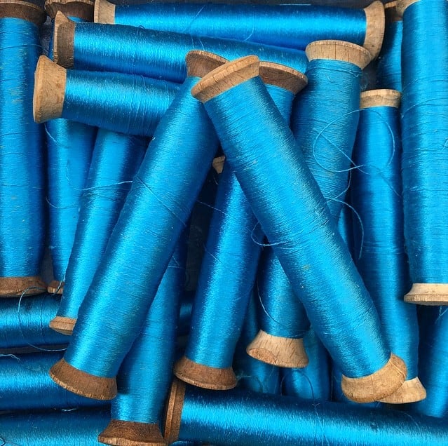 bobine bois fil ancien vintage mercerie 1930 atelier soie viscose bleu ciel cyan rouet fine