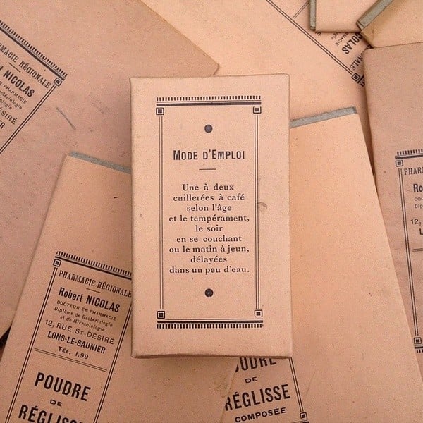 boite de pharmacie ancienne poudre de réglisse vintage rose 1940 jura