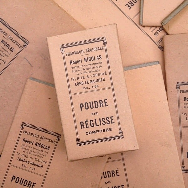 boite de pharmacie ancienne poudre de réglisse vintage rose 1940 jura
