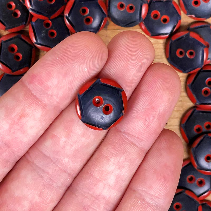 bouton en bois noir et rouge ancien vintage 1950 1960 fleur 18mm 1,8cm