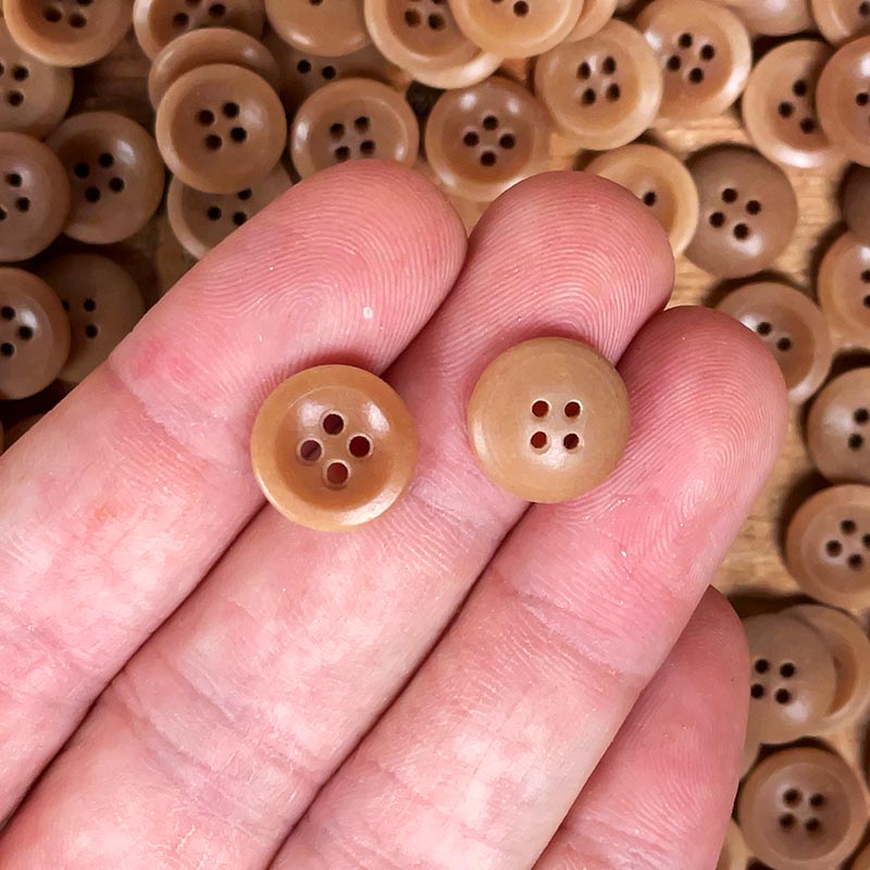 petit bouton en corozo incurvé beige crème 13mm 1,3cm ancien vintage 1920 1930