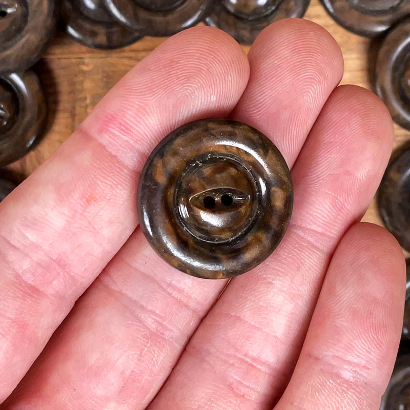 grand bouton motif oeil irisé marron clair marbre 1930 1940 manteau vintage ancien