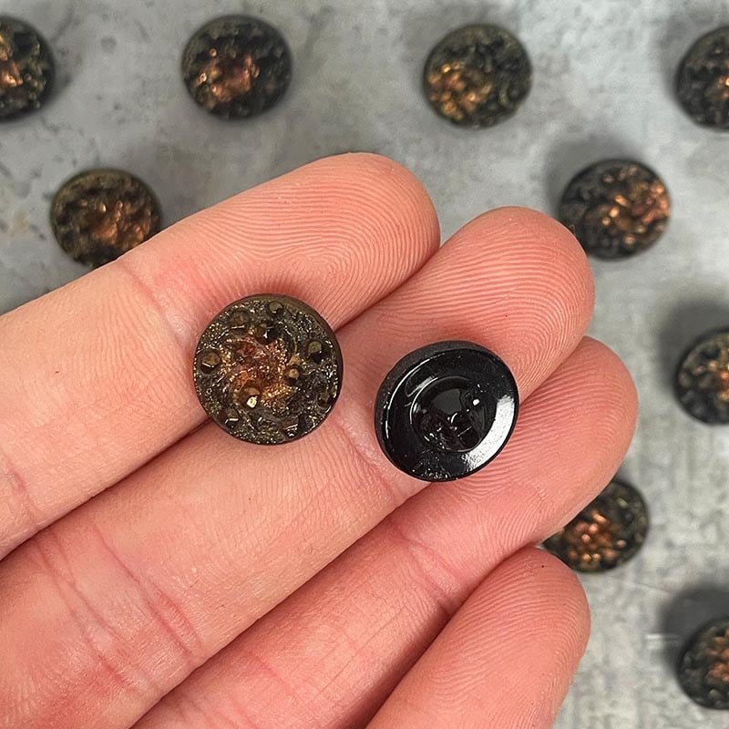 bouton ancien en verre cuivre airain vert marron perles relief 18mm 1900 1920 1930 vintage mercerie ancienne