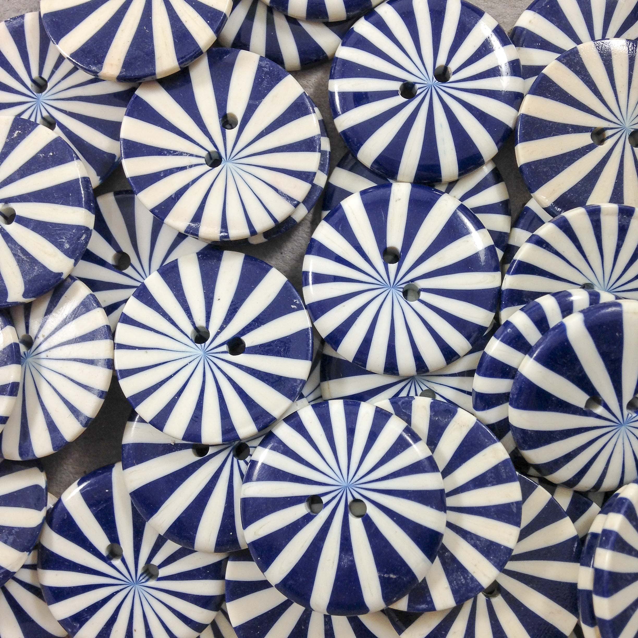 bouton marguerite bleu plastique ancien vintage mercerie 1960 22mm