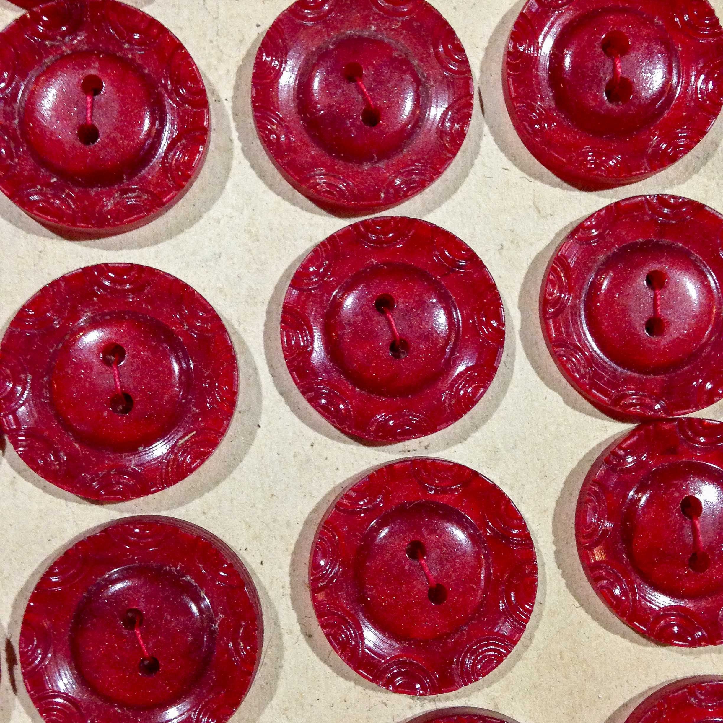 bouton rouge décoré ancien vintage plastique mercerie 21mm 1930