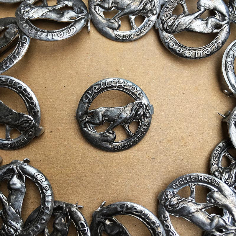 broche peugeot cycles motos ancienne métallique petit ronde lion aluminium moto 1920 1930 garage vintage
