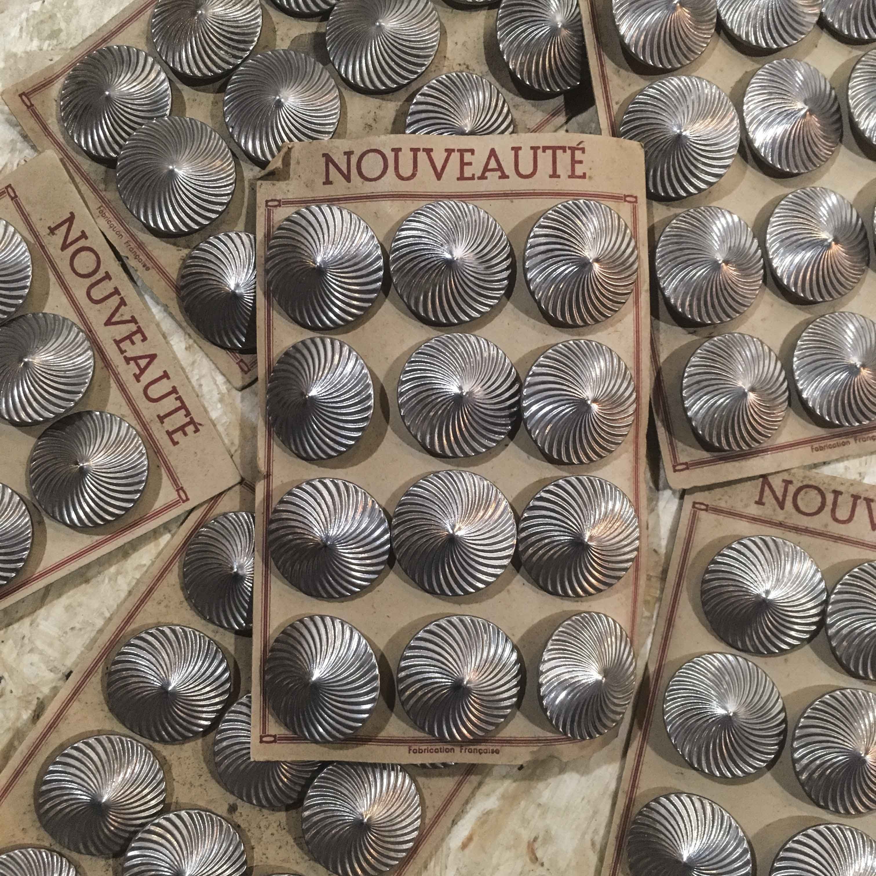 carte de 12 boutons anciens vintage 1930 mercerie couture 32mm métallique métal argenté