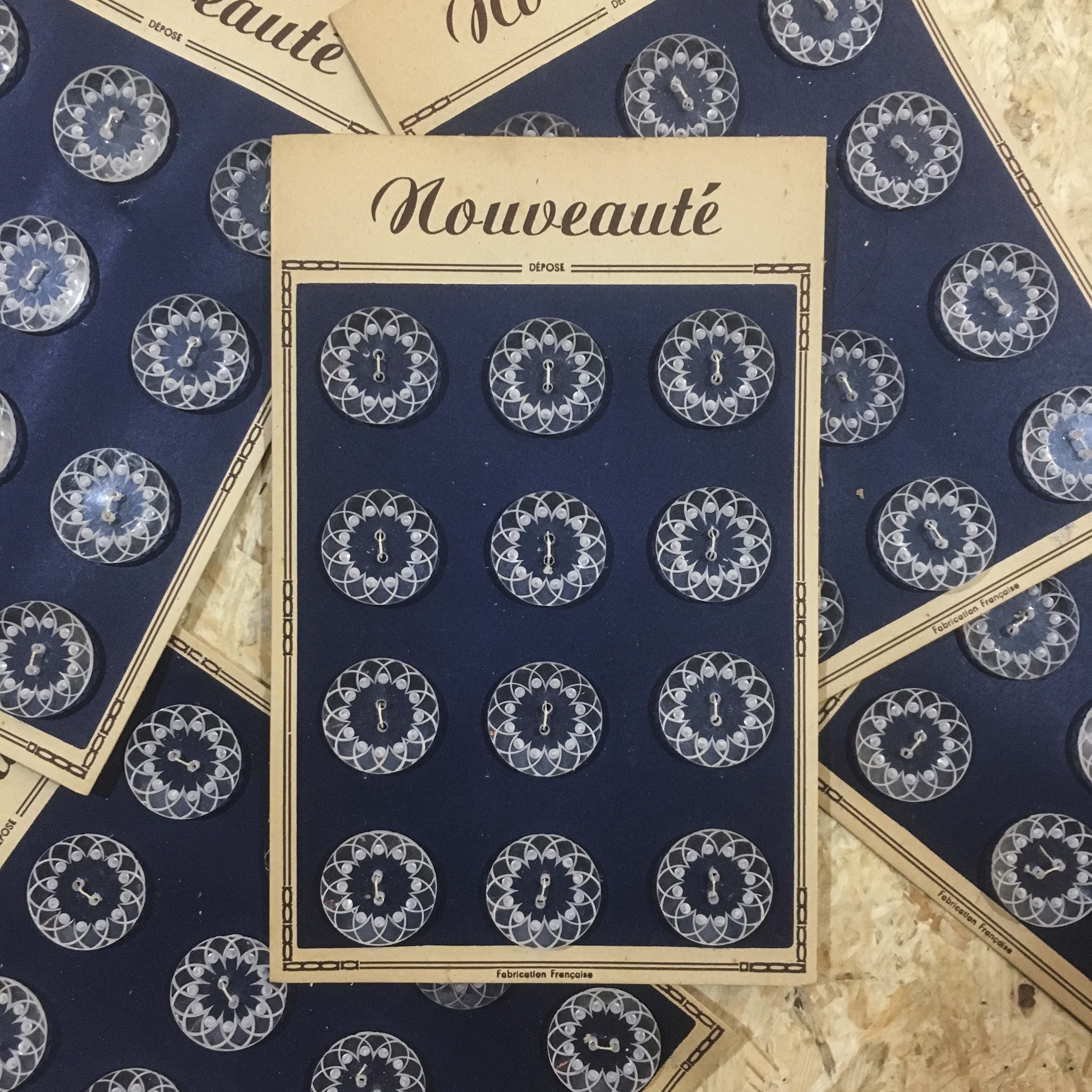 carte 12 boutons ancien vintage nouveauté transparent plastique décoré mercerie 1960 27mm