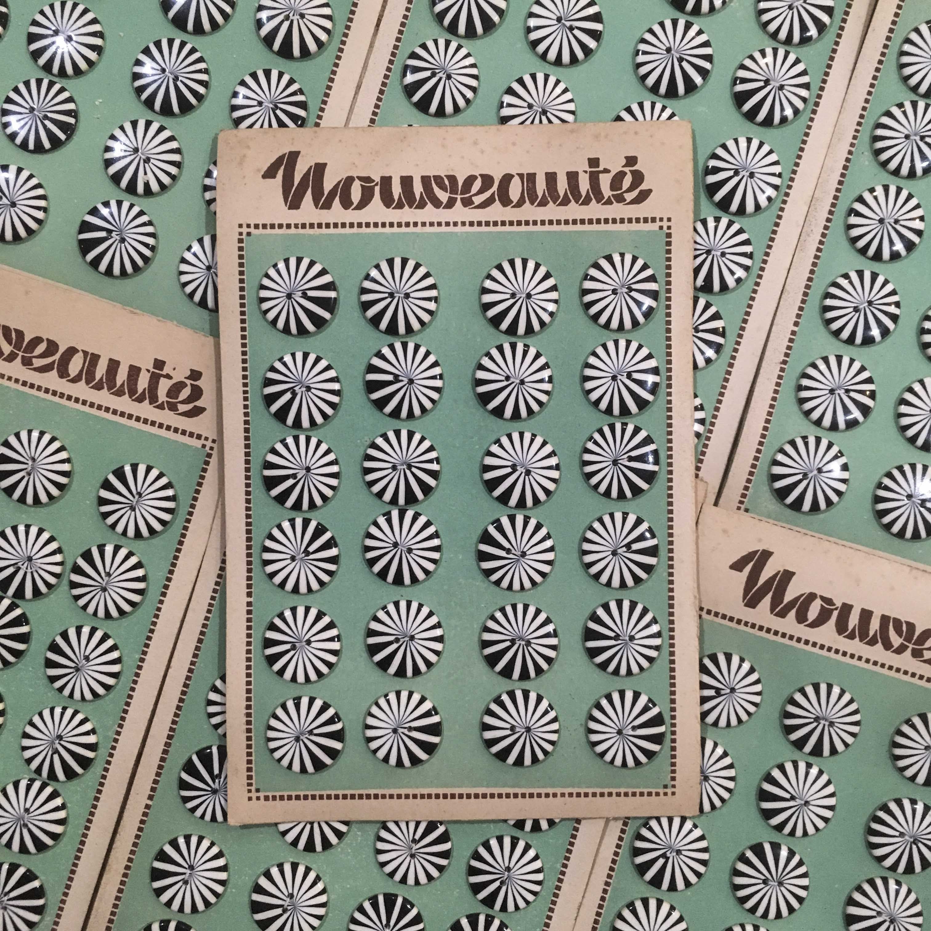 carte de boutons anciens vintage 1950 1960 mercerie couture 22mm marguerite