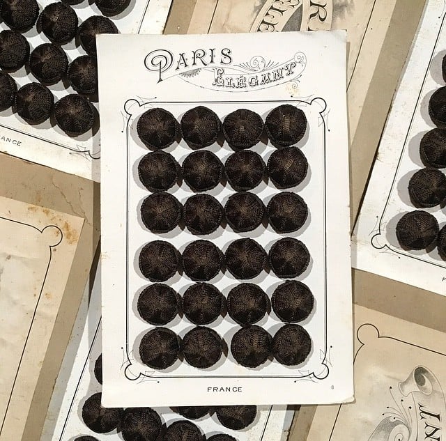 carte 24 boutons anciens en tissu début de siècle 1900 1890 costume haute époque 24mm marron crème