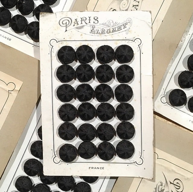 carte 24 boutons anciens en tissu début de siècle 1900 1890 costume haute époque 24mm noir