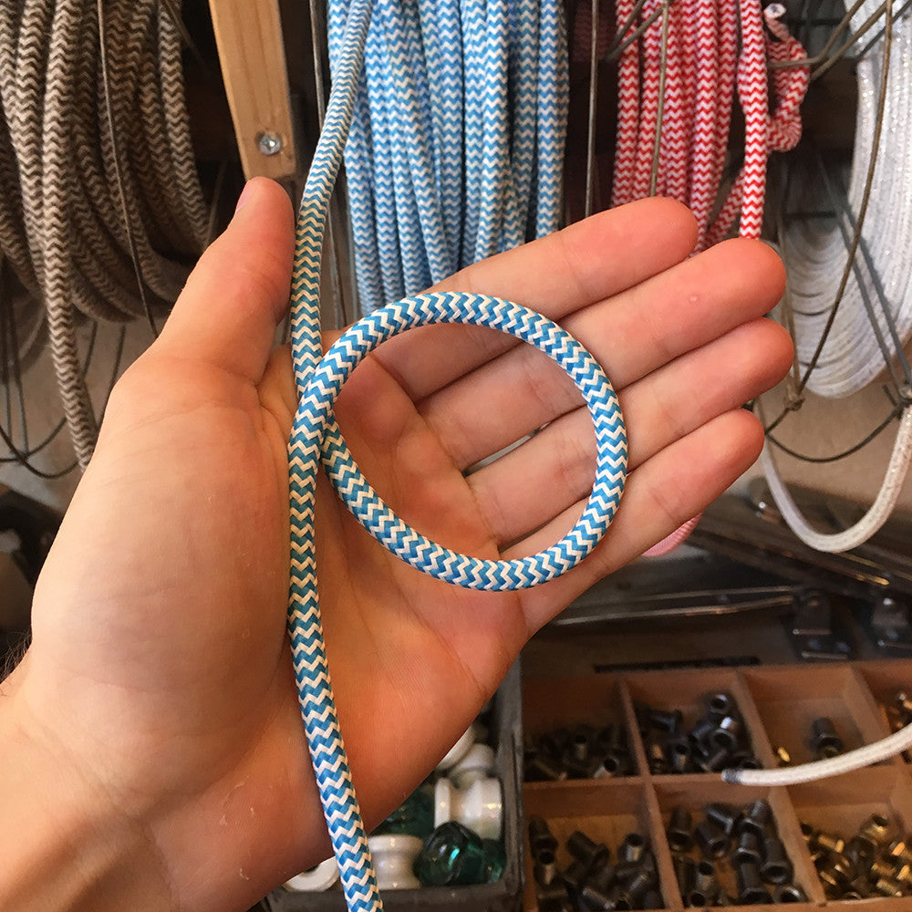 cable electrique couleur fil textile vintage tissu chevron bleu clair blanc rond coloré lampe luminaire
