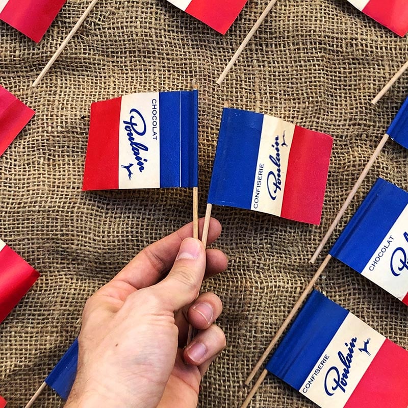 petit drapeau publicitaire chocolat poulain confiserie épicerie ancienne publicité 1950 1960 bois papier