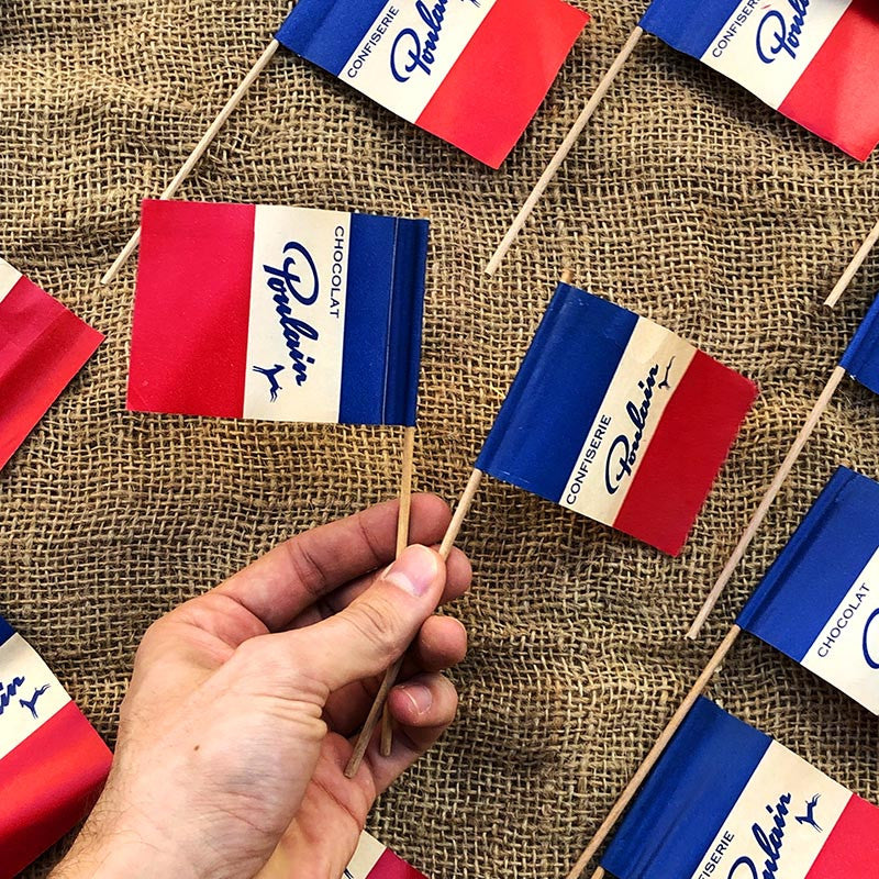 petit drapeau publicitaire chocolat poulain confiserie épicerie ancienne publicité 1950 1960 bois papier
