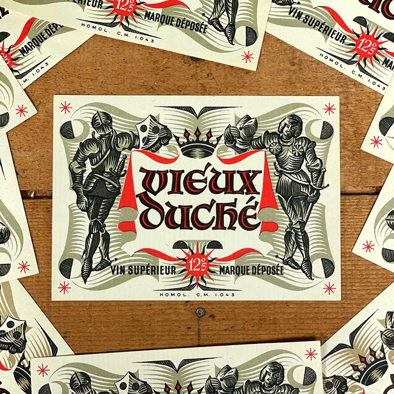 étiquette ancienne d'alcool vin vieux dûché duché bouteille chevalier moyen age 1950 1960