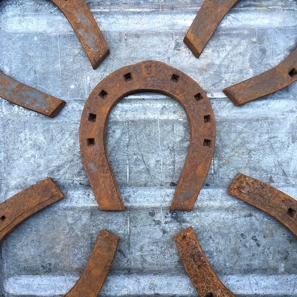 fer a cheval ancien vintage metal metallique ferronnerie marechal ferrant