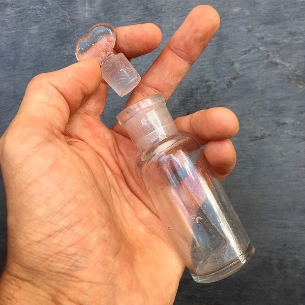 flacon ancien vintage bouchon coeur 1900 1920 verre transparent