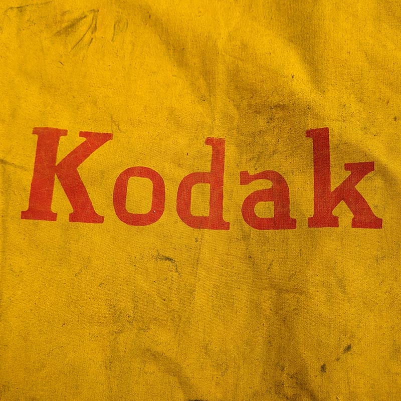 grand sac tissu de laboratoire rouge jaune kodak chalon sur saone usine industrie atelier labo 1950 1960 1970