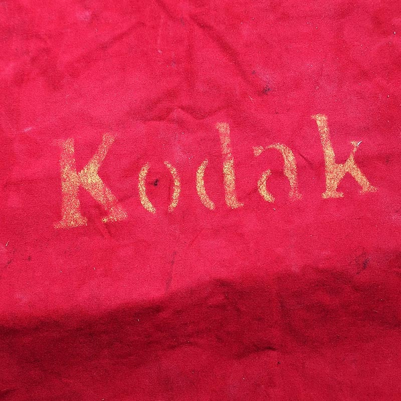 grand sac tissu de laboratoire rouge jaune kodak chalon sur saone usine industrie atelier labo 1950 1960 1970