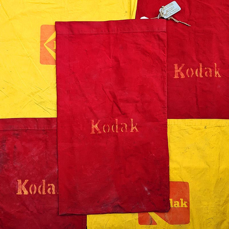 grand sac tissu de laboratoire rouge jaune kodak chalon sur saone usine industrie atelier labo 1950 1960 1970