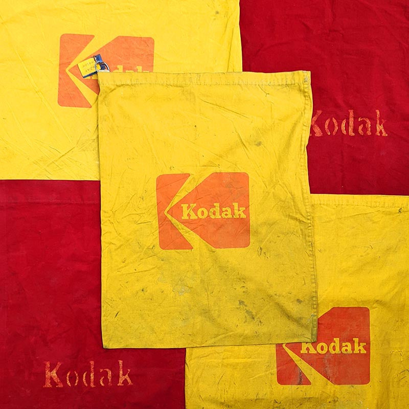 grand sac tissu de laboratoire rouge jaune kodak chalon sur saone usine industrie atelier labo 1950 1960 1970