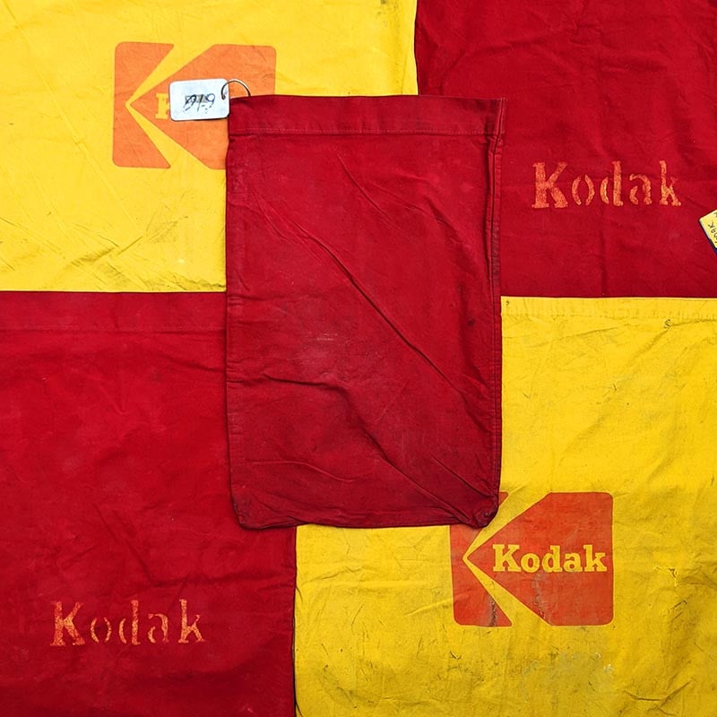 grand sac tissu de laboratoire rouge jaune kodak chalon sur saone usine industrie atelier labo 1950 1960 1970
