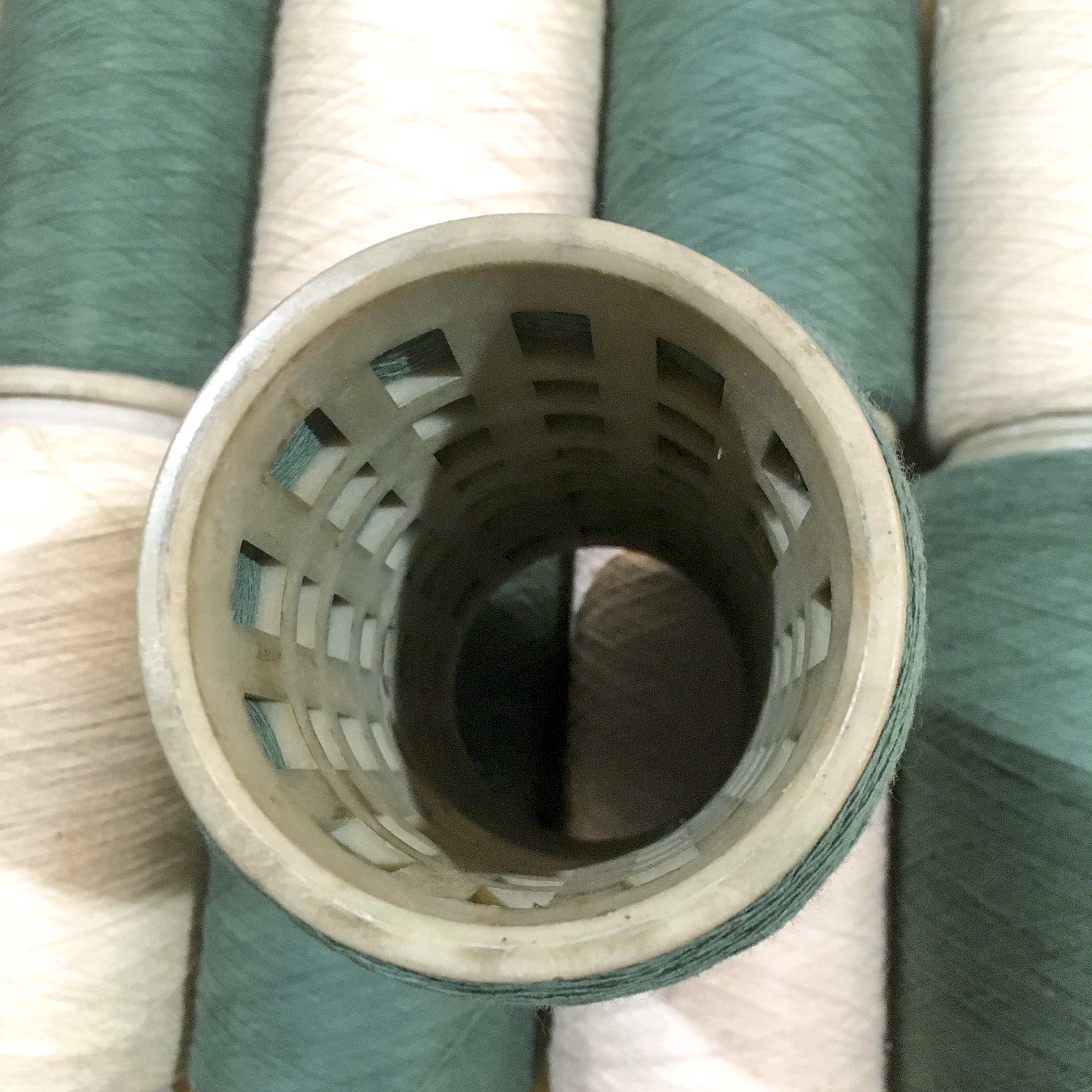 grande bobine cotton plastique ancien vintage couleur mercerie filature 1950