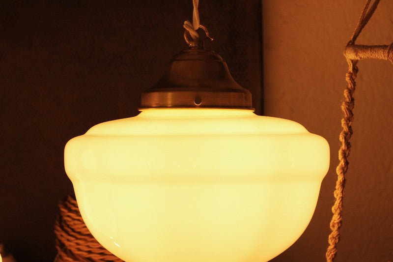luminaire ancien opaline verre blanc 1930 art deco ecole griffe laiton intérieur décor