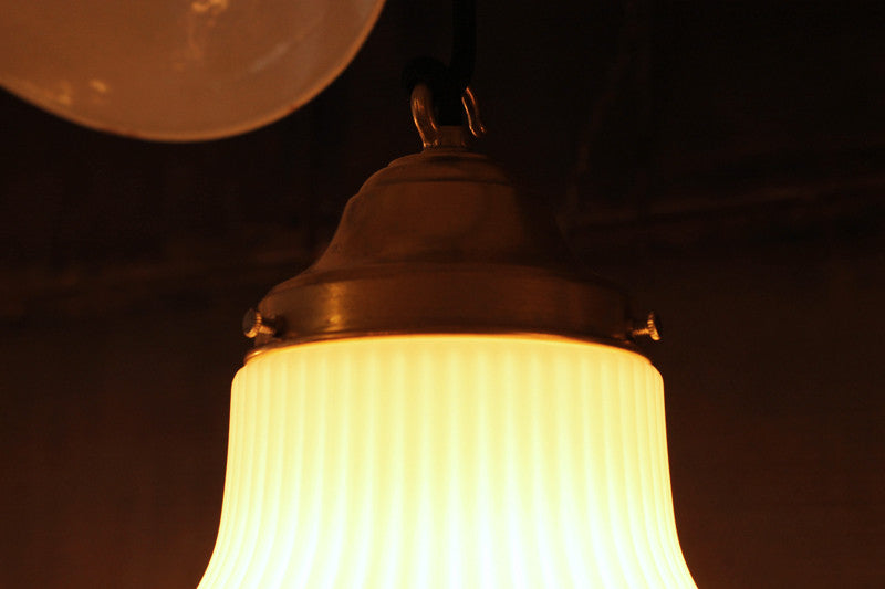 luminaire ancien opaline verre blanc 1930 art deco fontaine griffe laiton intérieur décor
