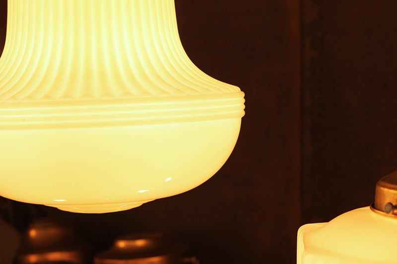 luminaire ancien opaline verre blanc 1930 art deco fontaine griffe laiton intérieur décor
