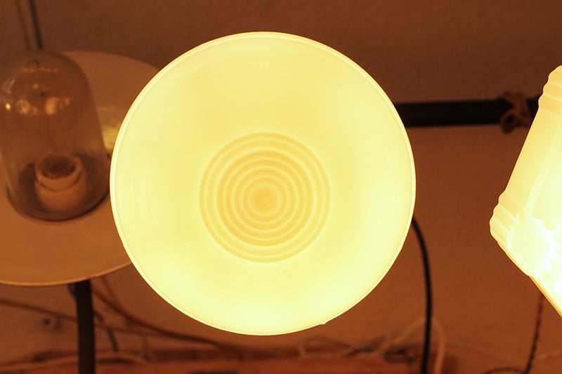 luminaire ancien opaline verre blanc 1930 art deco fontaine griffe laiton intérieur décor