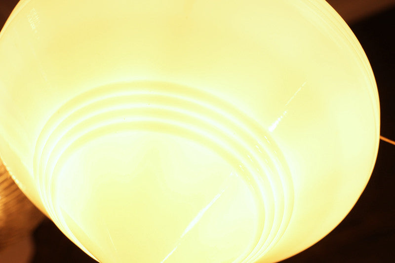 luminaire ancien opaline verre blanc 1930 art deco pique griffe laiton intérieur décor