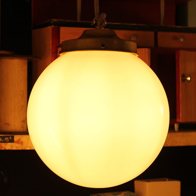 Opaline ancienne luminaire suspension verre art déco globe vintage 1950