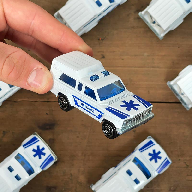 voiture miniature ancienne camion ambulance blanc blanche fabriqué en france 1990 1980