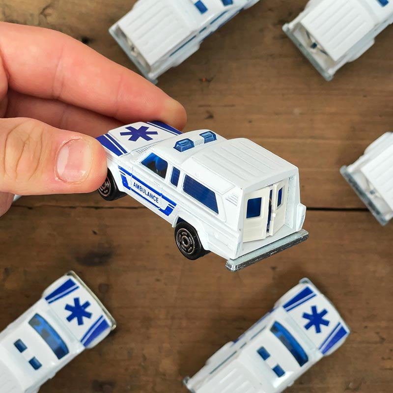 voiture miniature ancienne camion ambulance blanc blanche fabriqué en france 1990 1980