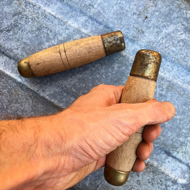 manche poignée en bois atelier baladeuse alène outil vintage ancien ancienne virole laiton