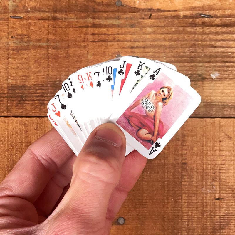 Mini jeu de 32 cartes érotiques femmes nues honk-kong 1980 1990 fête forraine stock ancien